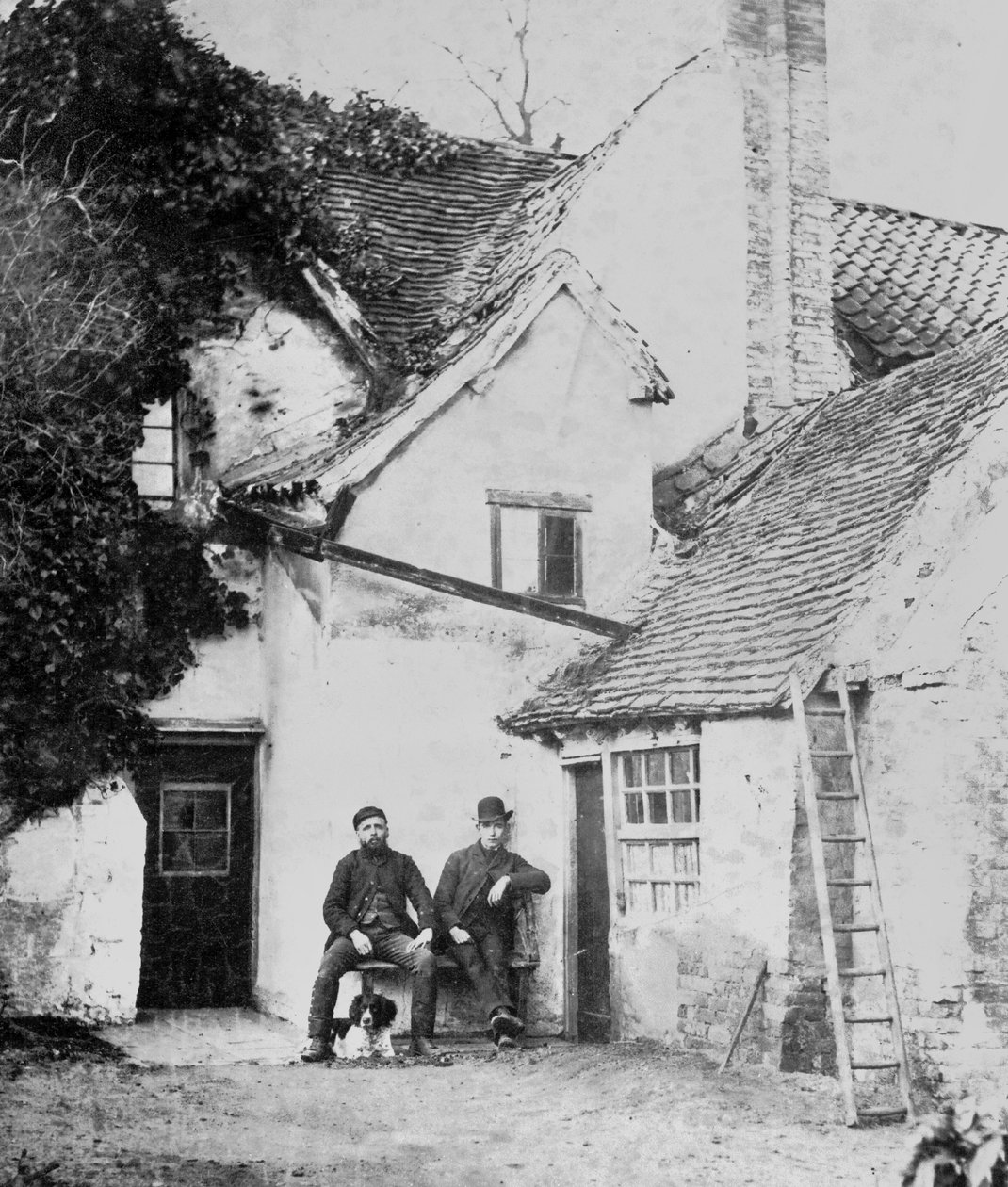Dva muži před chatou Enfield, cca 1890 (černobílá fotografie) od English Photographer