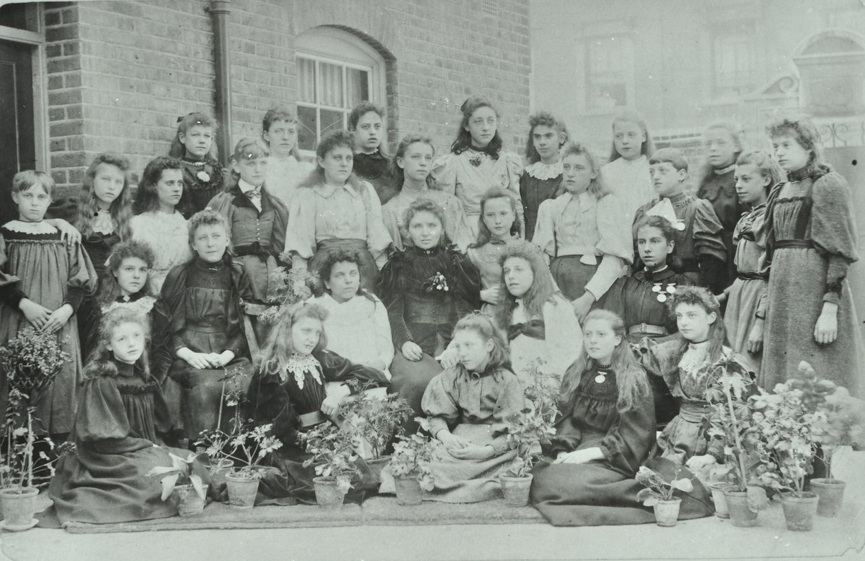 Neznámá třída dívek, 1896 od English Photographer