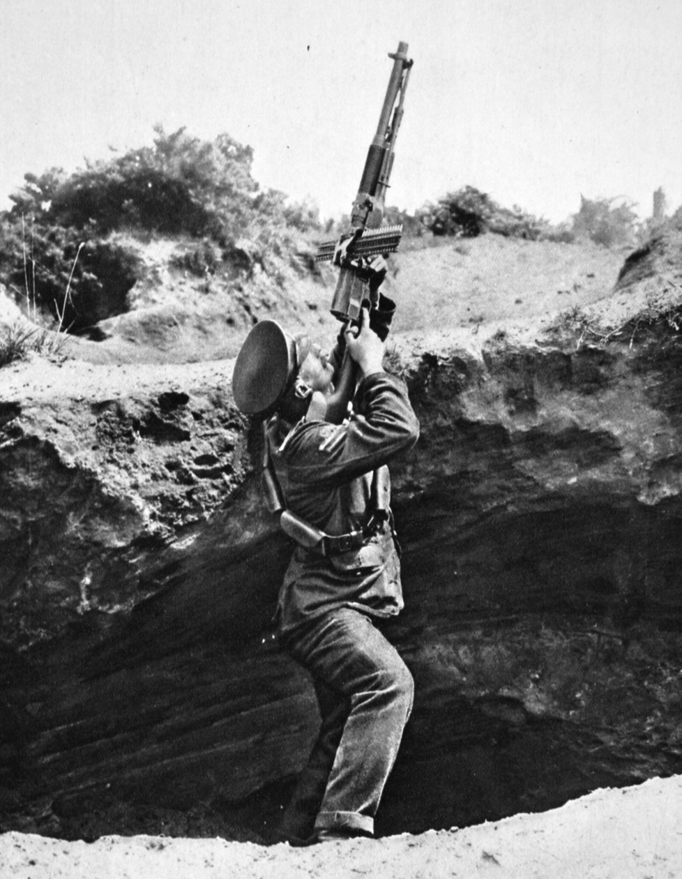 Použití automatické pušky Hotchkiss z průstřelu: neočekávaný útok, z The Illustrated War News, 2. srpna 1916 od English Photographer