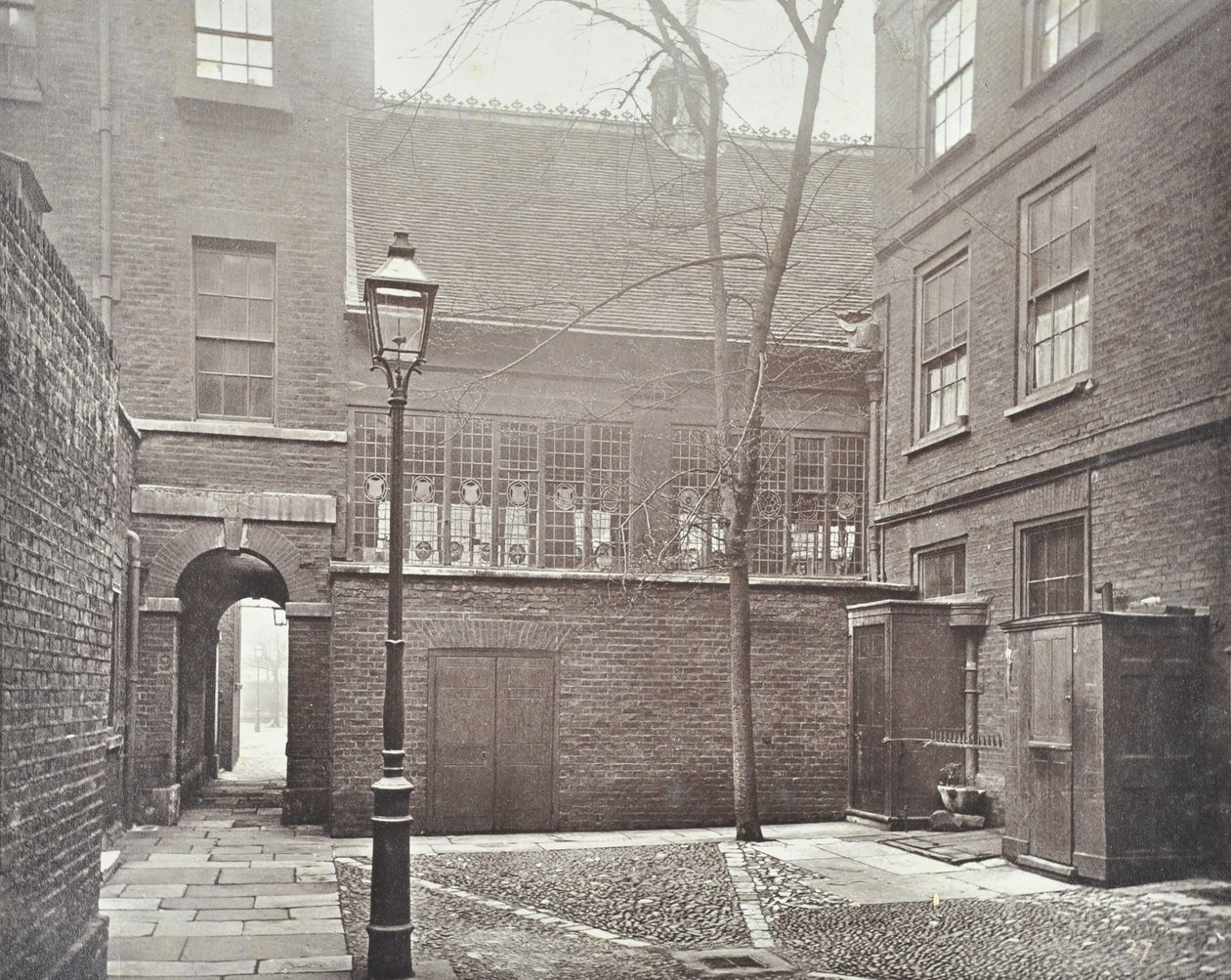 Pohled na Barnards Inn, 1879 od English Photographer