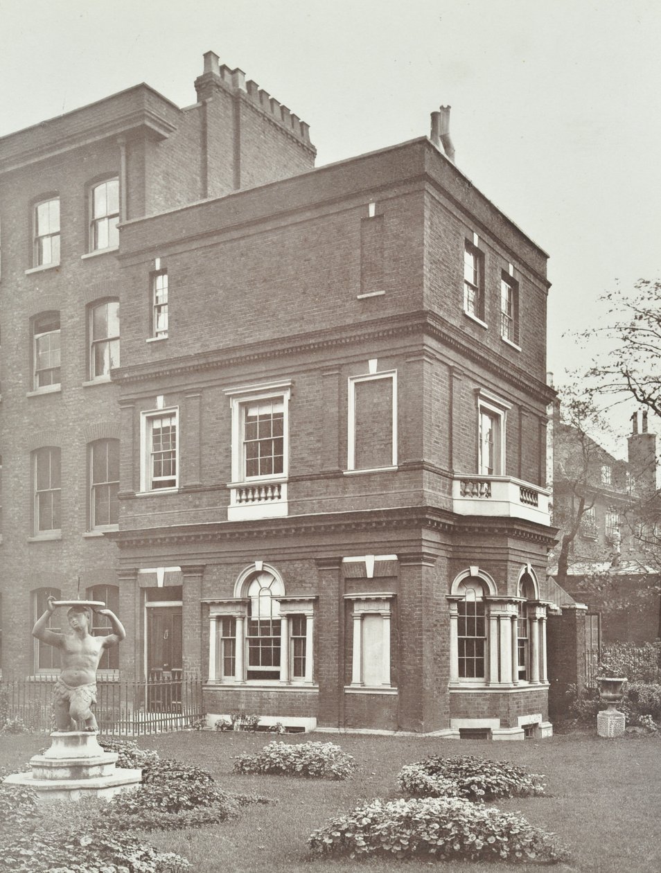 Pohled na Clements Inn Garden House, 1885 od English Photographer