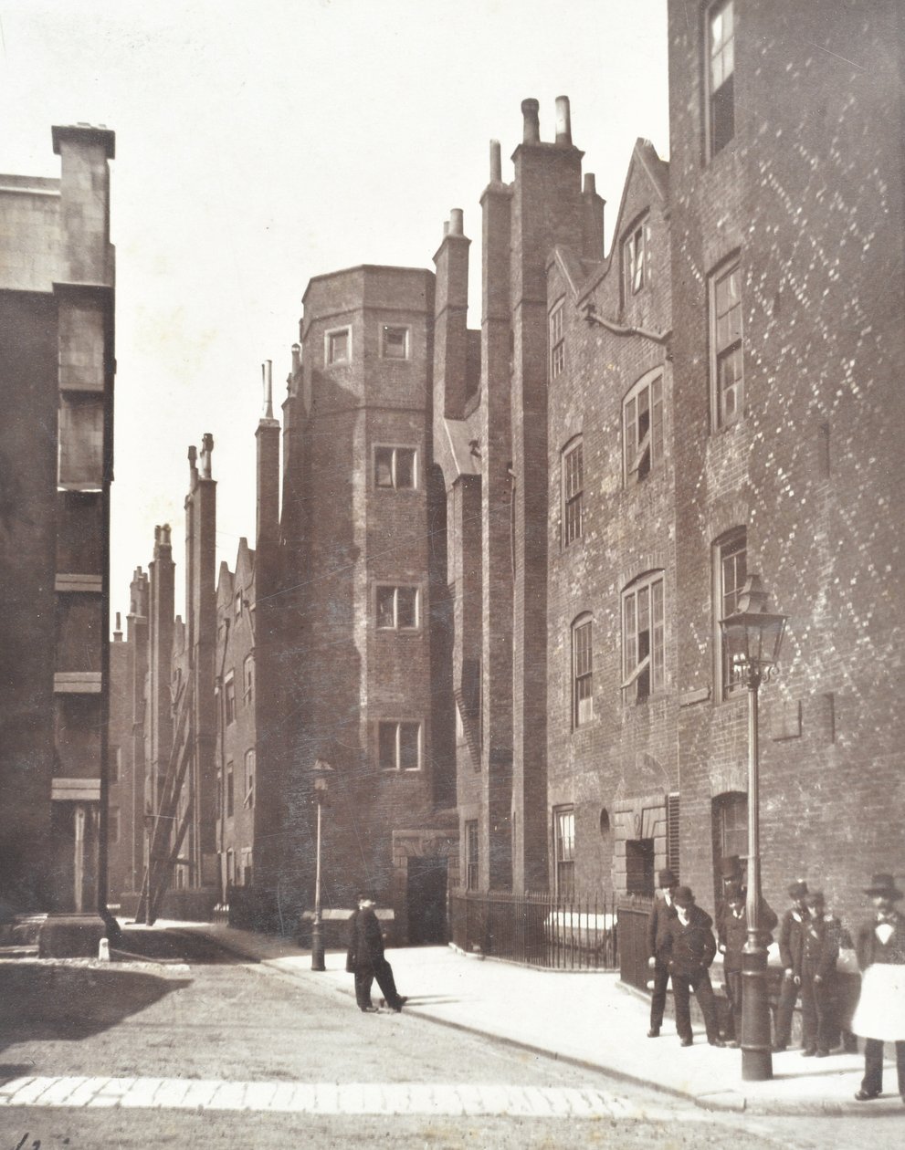 Pohled na Lincolns Inn Old Square, Londýn, 1876 od English Photographer