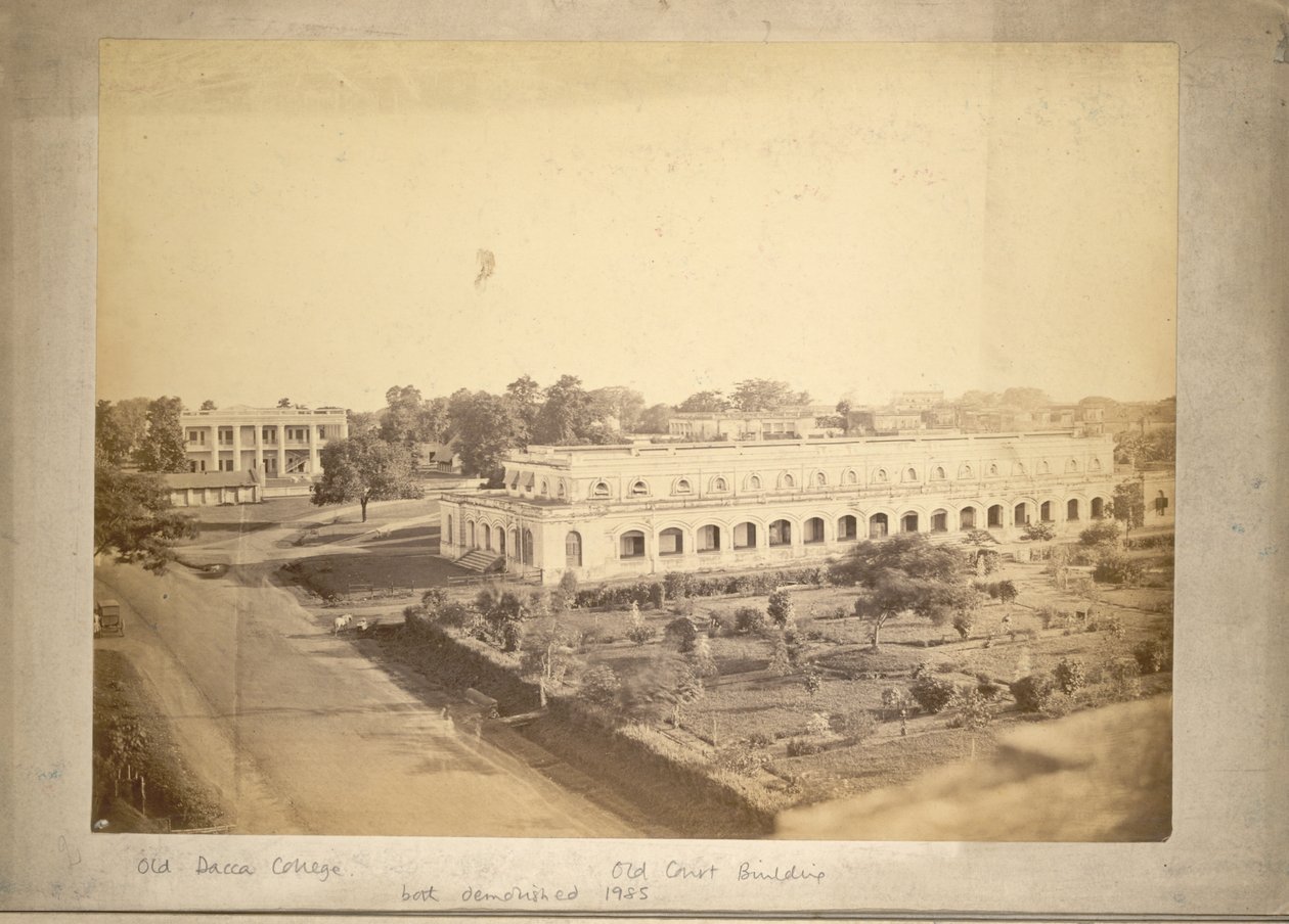 Pohled na Old Dhaka College a Old Court Building, cca 1875 (černobílá fotografie) od English Photographer