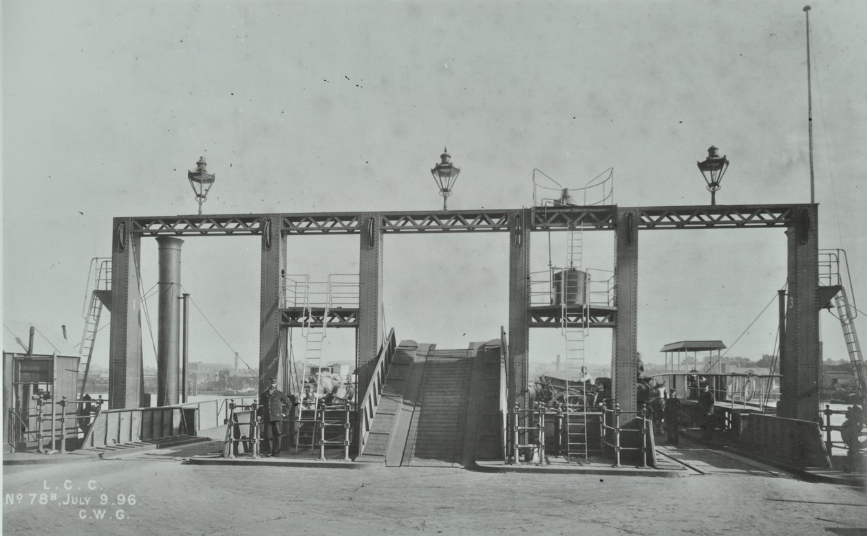 Pohled na Woolwich Ferry, 1896 od English Photographer
