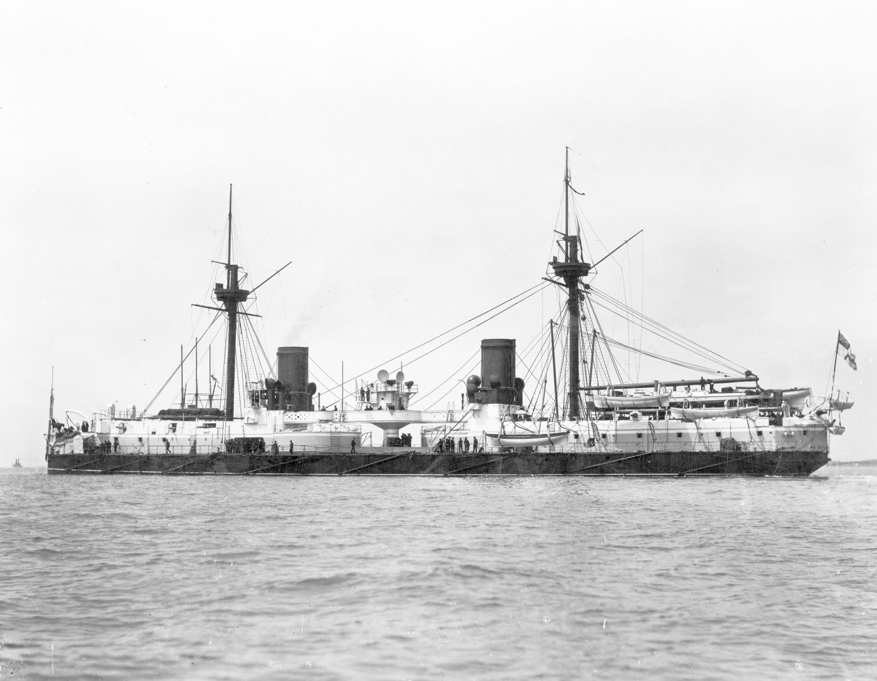 Pohled na obrněnou bitevní loď HMS Inflexible (spuštěna 1876) na snímku po přestavbě na vojenskou plošinu v roce 1885 (černobílá fotografie) od English Photographer
