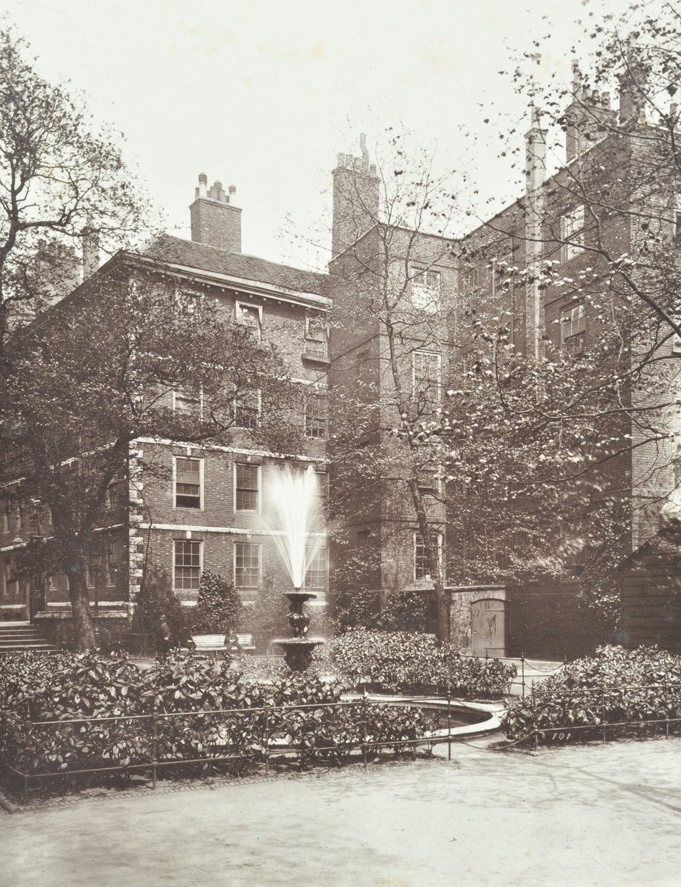 Pohled na vodní fontánu v Middle Temple Fountain Court, Londýn, 1884 od English Photographer