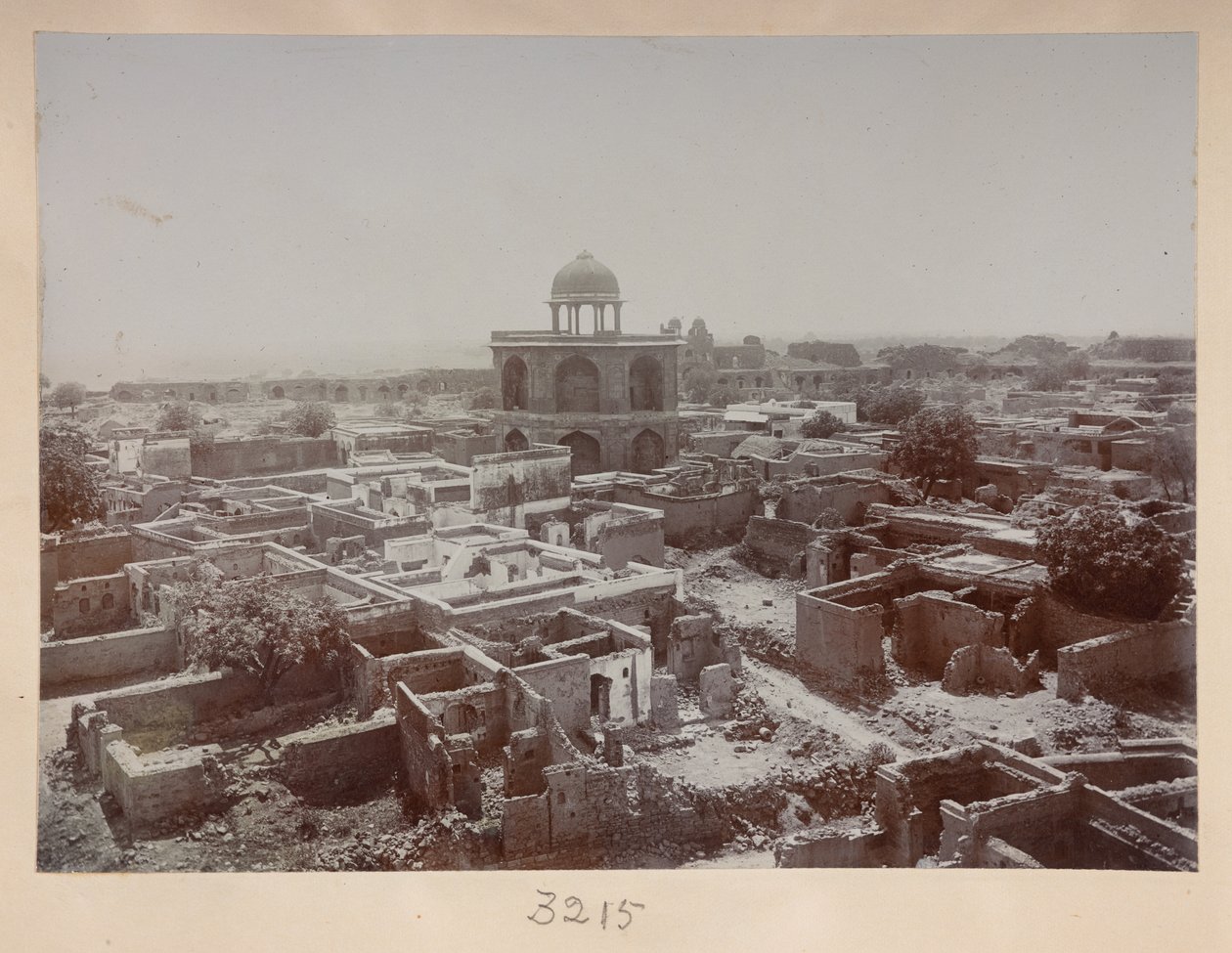 Vesnice uvnitř Purana Qila, pohled na Sher Mandal, asi 1908-1911 (čb fotografie) od English Photographer