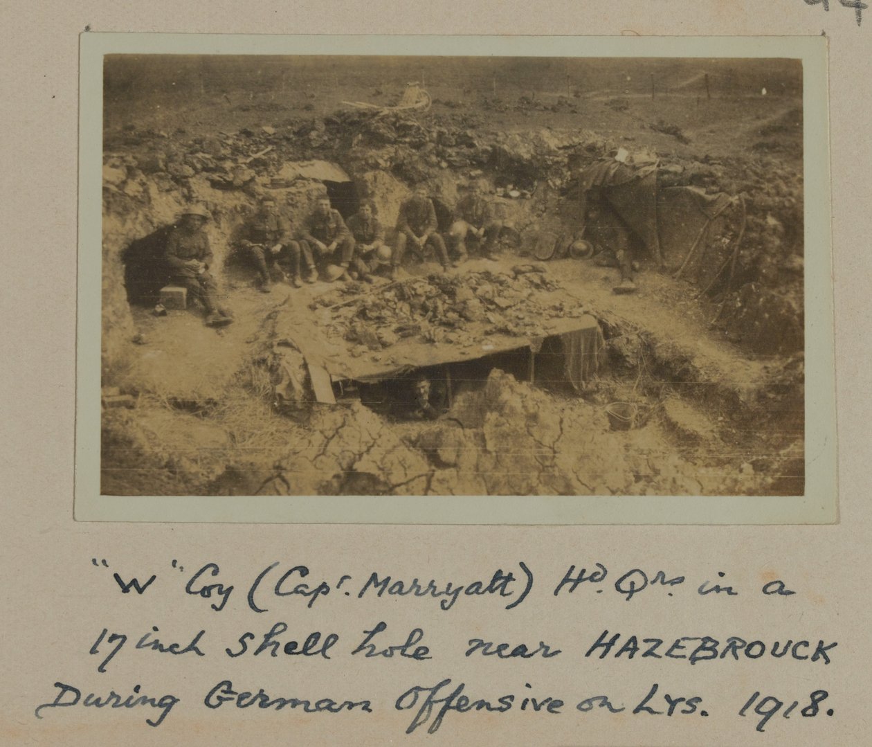 „W“ Coy (kapitán Marryatt) Hd Qrs v 17palcové střelové díře poblíž HAZEBROUCK během německé ofenzívy na LYS, 1918 od English Photographer