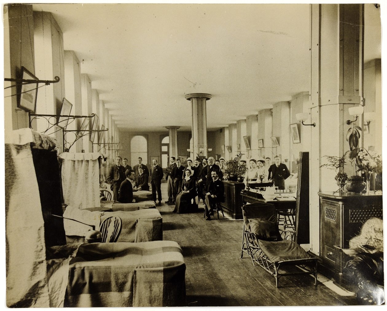 Ward v nemocnici St. Thomas, Londýn, kolem roku 1890 od English Photographer