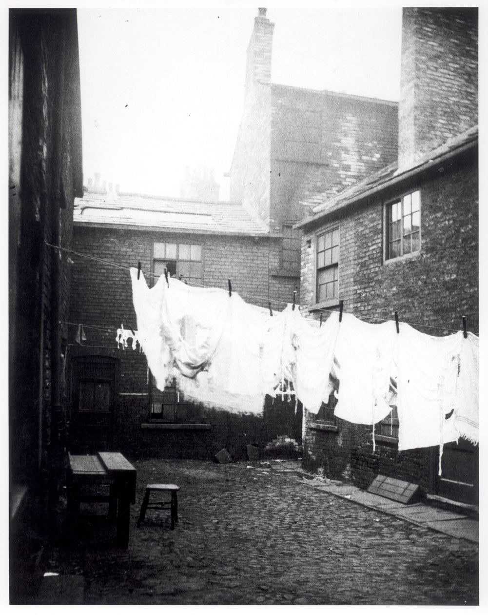Mycí linka v Eagle and Child Yard, Hunslet, Leeds, 13. května 1896 od English Photographer