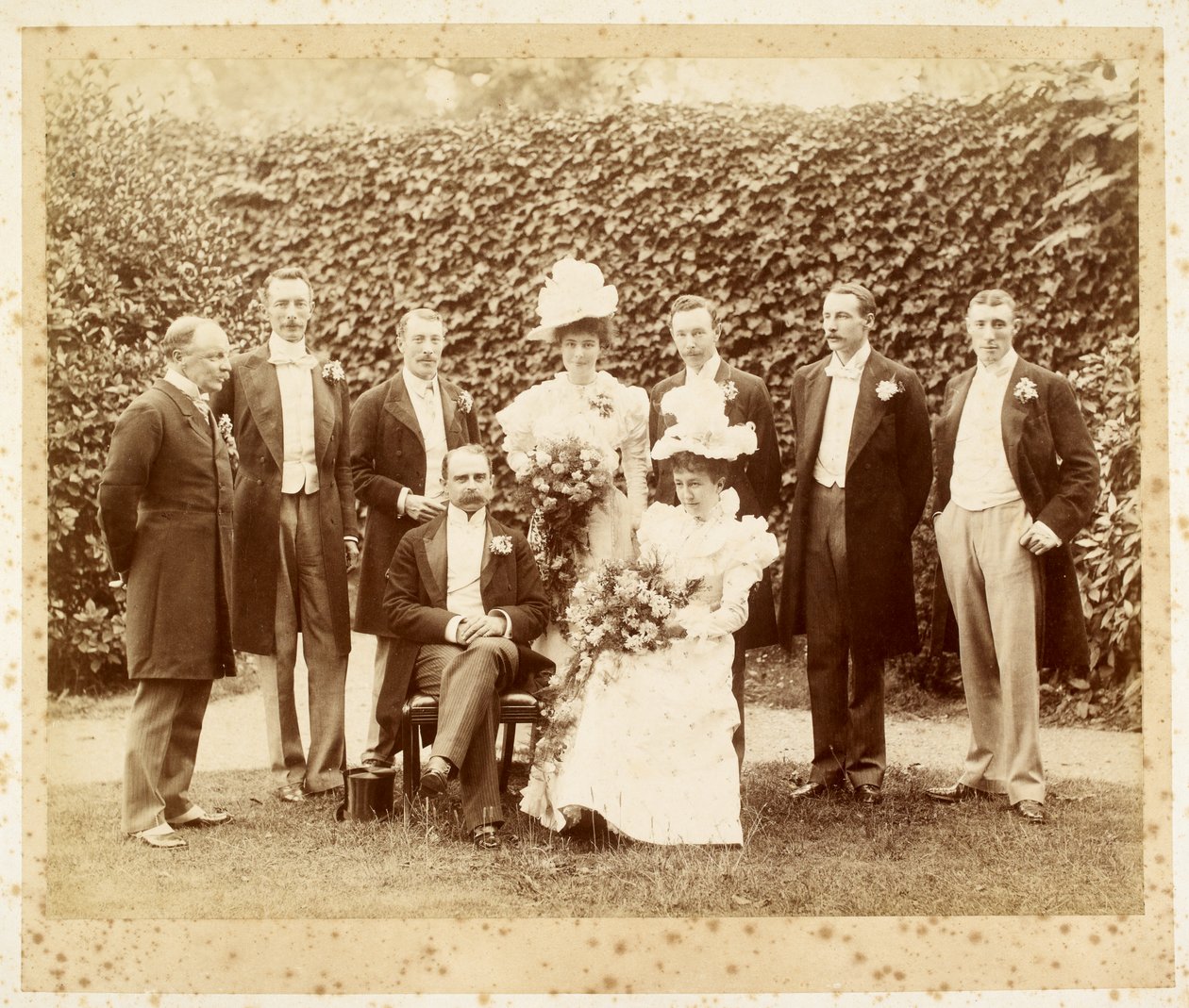 Svatební portrét Francise Edwarda Younghusbanda a Helen Augusty Magniac, Datchet od English Photographer