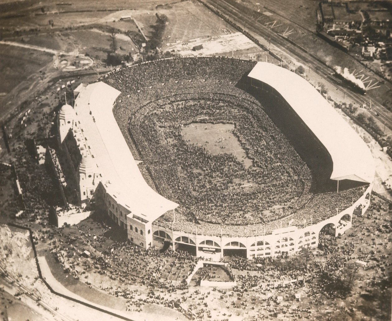 West Ham United vs. Bolton Wanderers, první fotbalový zápas, který se hrál na novém stadionu Wembley, 1923 od English Photographer