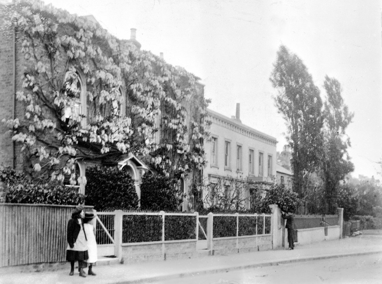 Westwood Cottage Enfield, cca 1890 (černobílá fotografie) od English Photographer