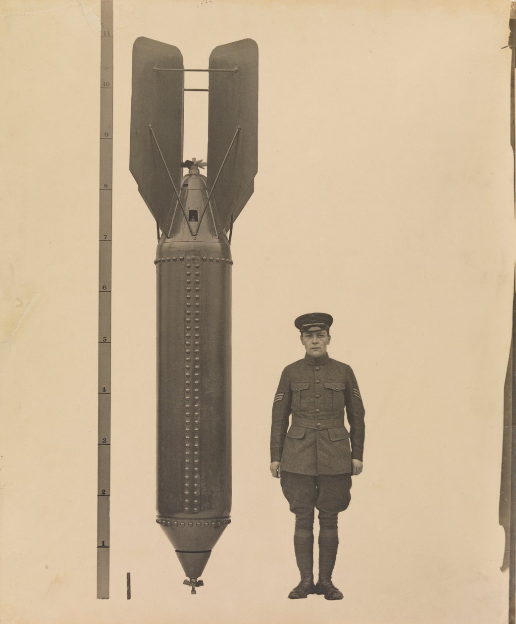 Co Berlín zmeškal, 1918 (stříbrný želatinový tisk) od English Photographer
