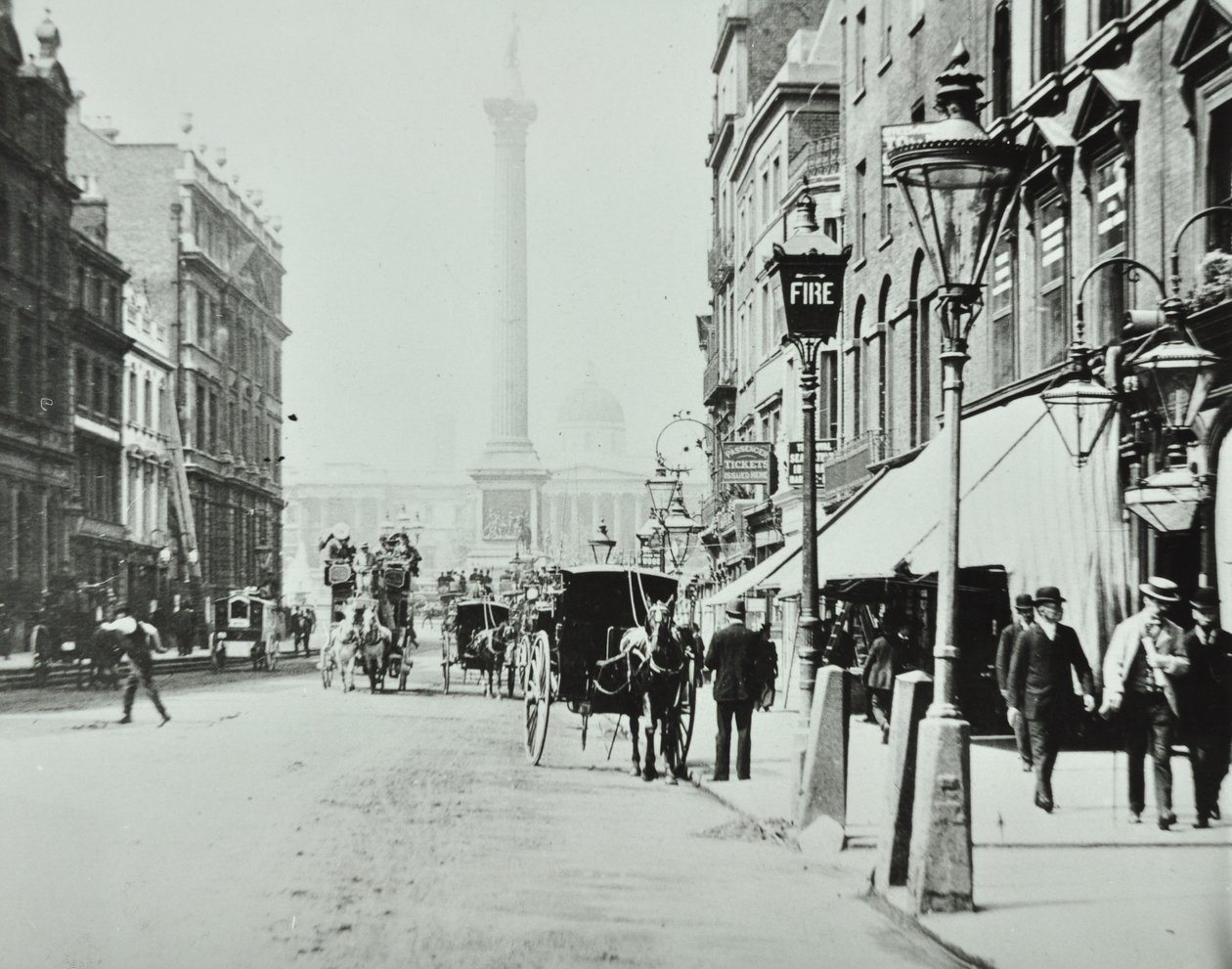 Whitehall, Westminster LB: Whitehall při pohledu na Trafalgar Square, 1895 od English Photographer