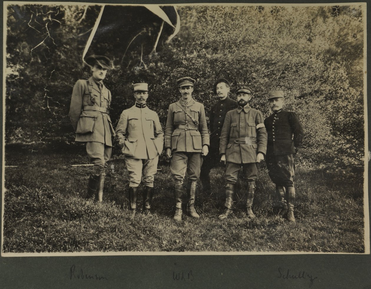 William Lawrence Bragg a Harold Roper Robinson s dalšími, Vosges, 1915 od English Photographer