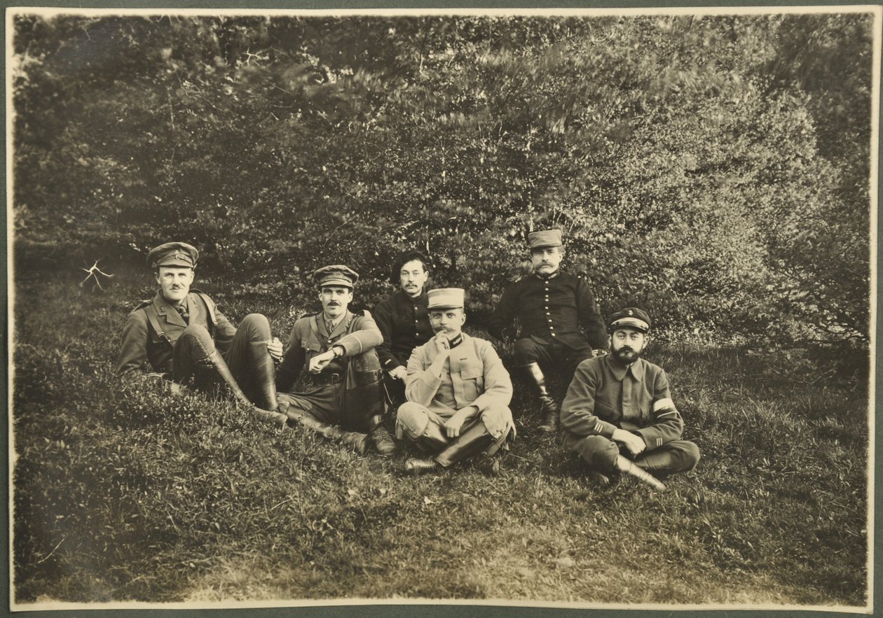 William Lawrence Bragg a Harold Roper Robinson s dalšími, Vosges, 1915 od English Photographer