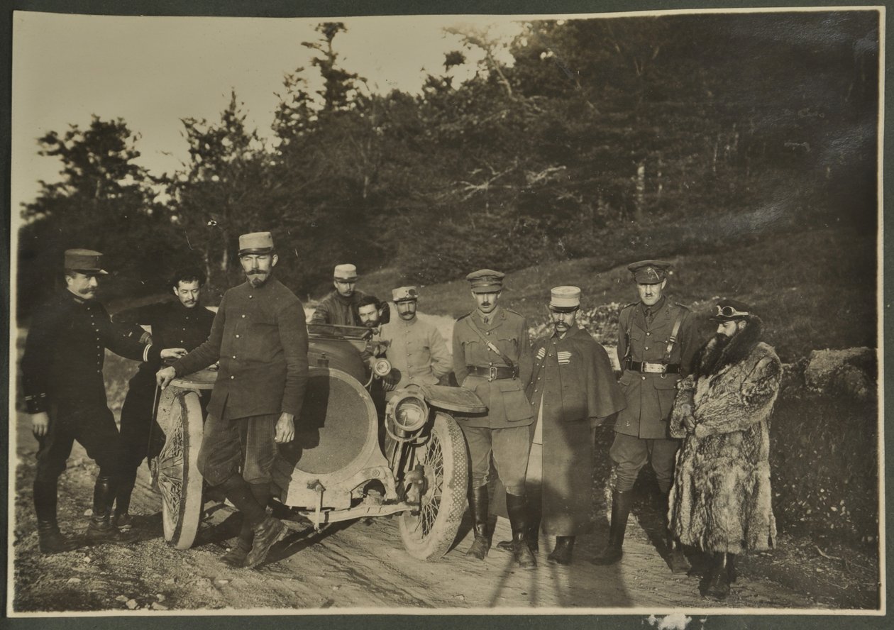 William Lawrence Bragg a Harold Roper jako součást skupiny s motorovým autem na horské silnici, Vosges, 1915 od English Photographer