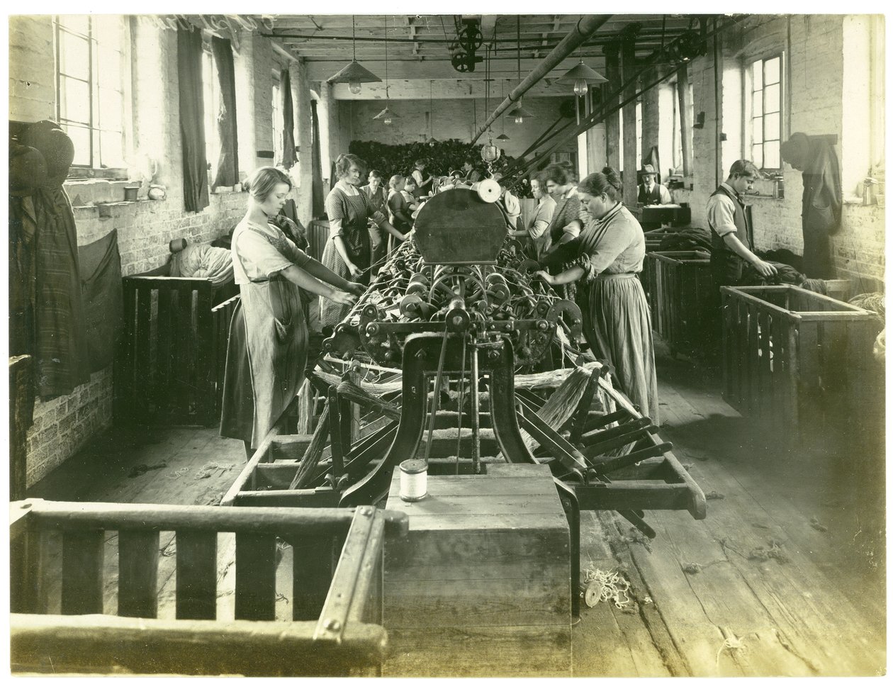 Navíjecí místnost, Hughesova továrna č. 2, 1923 od English Photographer