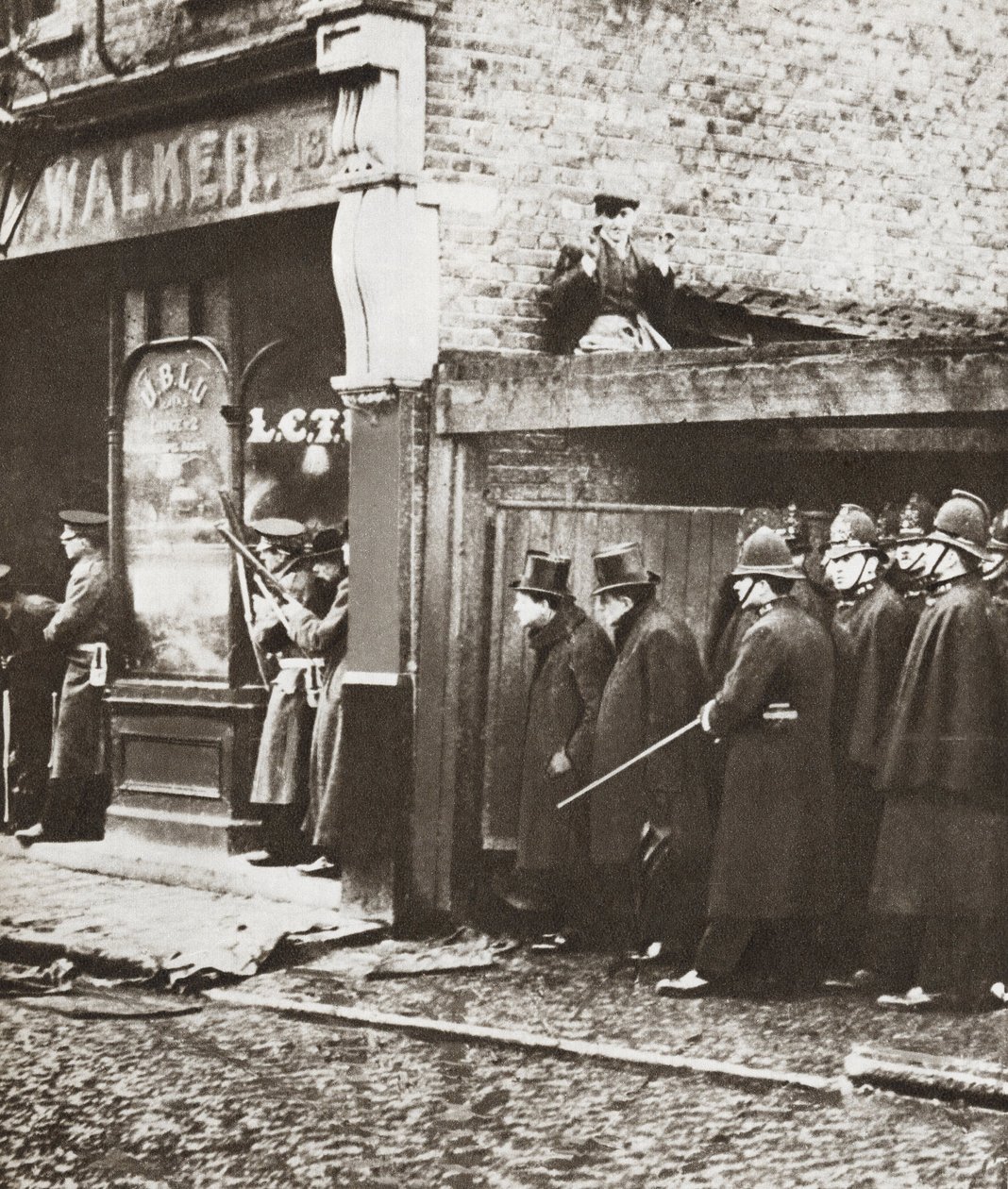 Winston Churchill při obléhání Sydney Street, Londýn 1911 (čb fotografie) od English Photographer