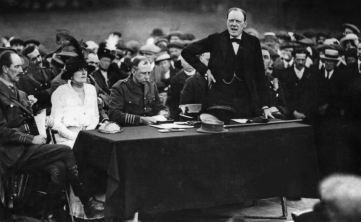 Winston Churchill během projevu v anglickém Enfieldu od English Photographer