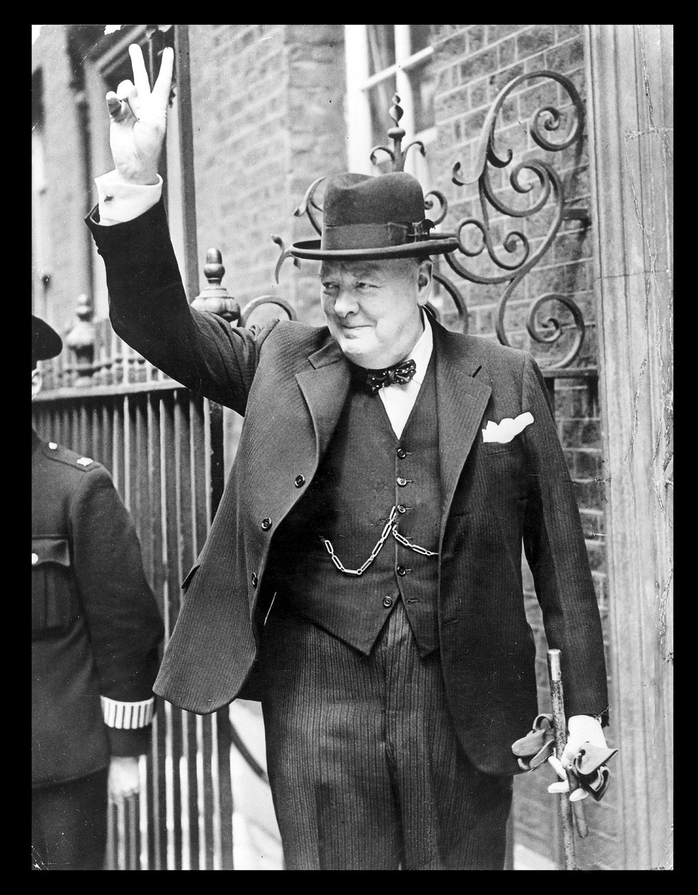 Winston Churchill ukazuje znak "V od English Photographer