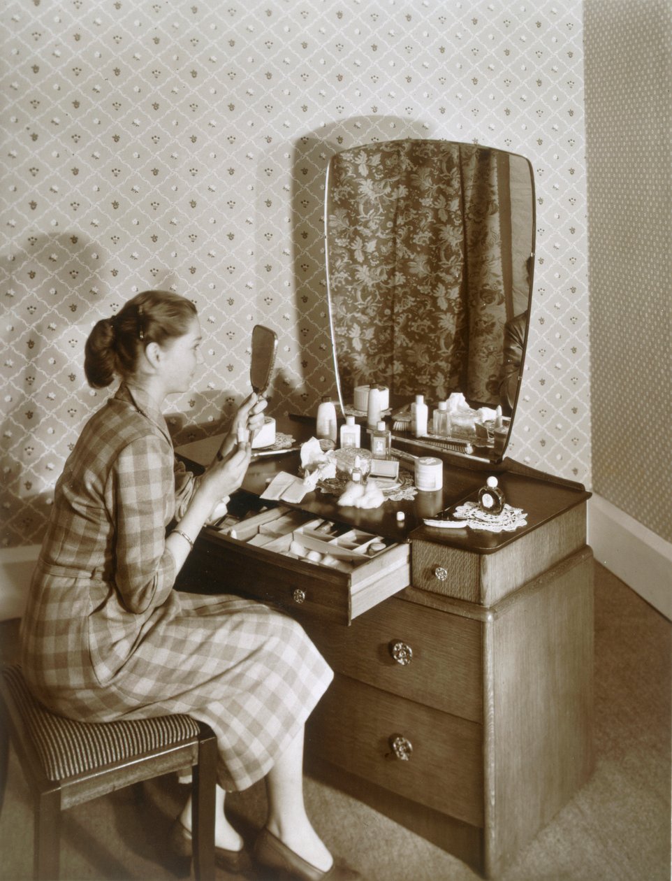 Žena u toaletního stolku, c1955. od English Photographer