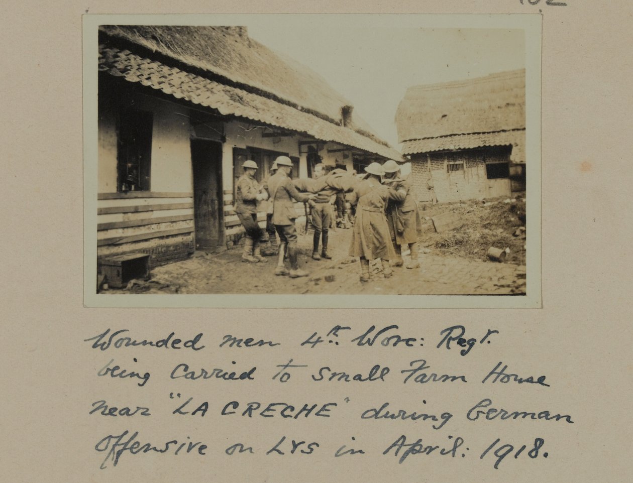 Zranění muži, 4., Worc: Regt. přenášení na malý statek poblíž „LA CRECHE“ během německé ofenzívy na LYS, duben 1918 od English Photographer