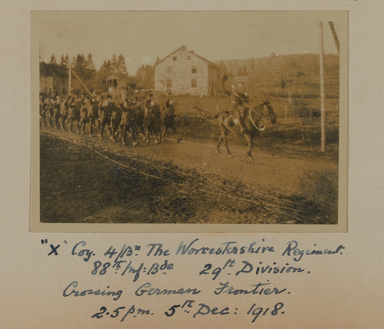 "X" Coy 4 miliardy. Worcestershire Regiment, 88. Inf: Bde. 29. divize, překročení německých hranic 14:50 5. prosince: 1918 od English Photographer