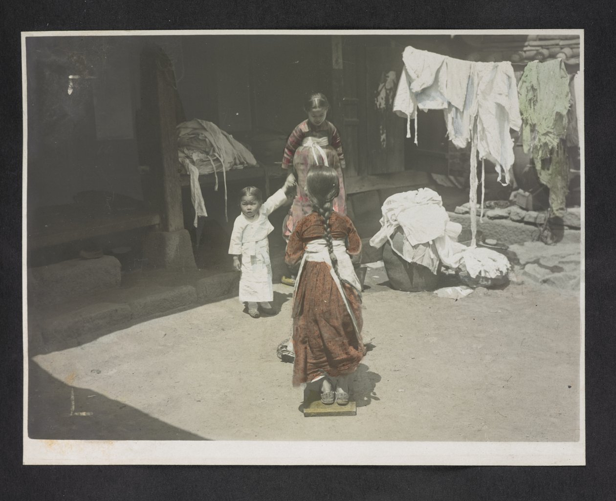 Mladé dívky, Photo Album of Korea od English Photographer