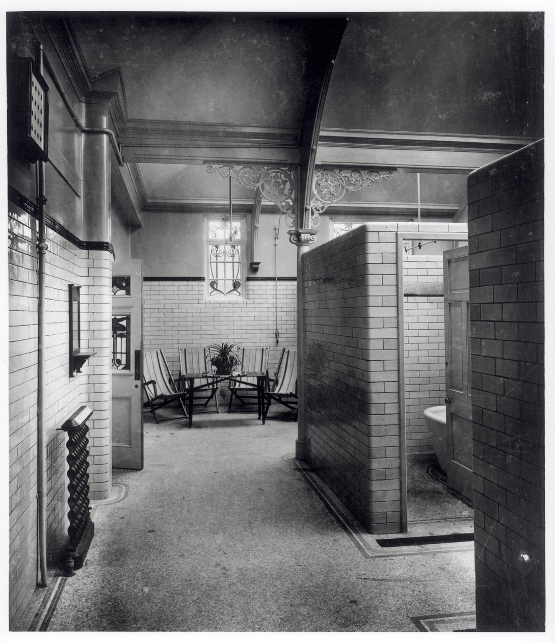 Soukromé kóje a čekárna Bramley Baths, Leeds od English Photographer English Photographer
