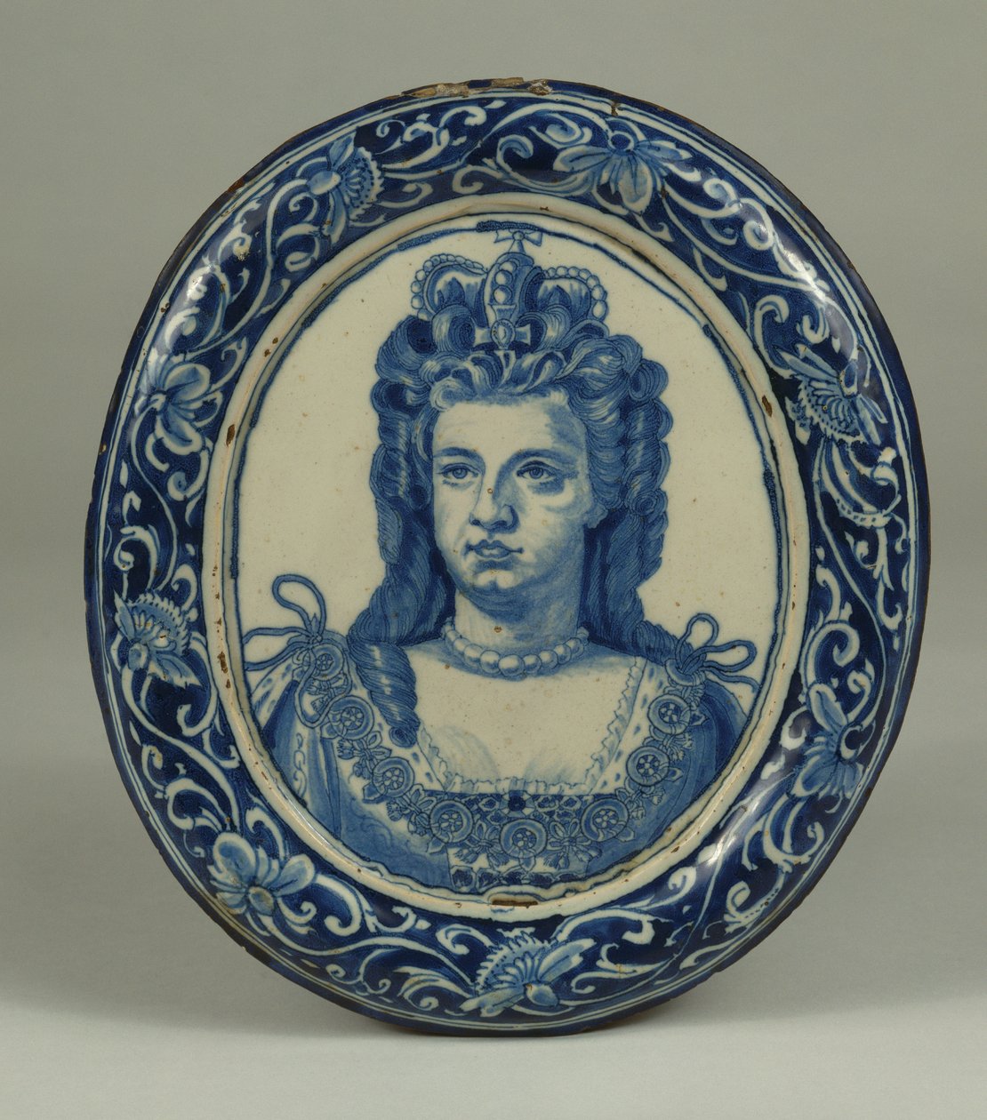 Delftská modrobílá oválná královská portrétní plaketa královny Anny, pravděpodobně Londýn, kolem roku 1705 od English School