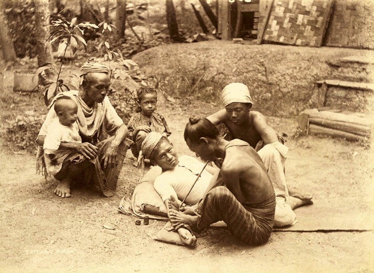 Tetovaný muž Shan, 1890 (sépiová fotografie) od English School