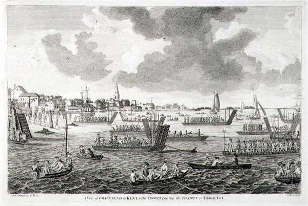 Pohled na Gravesend v Kentu s vojáky procházejícími přes Temži do Tilbury Fort (rytina) od English School