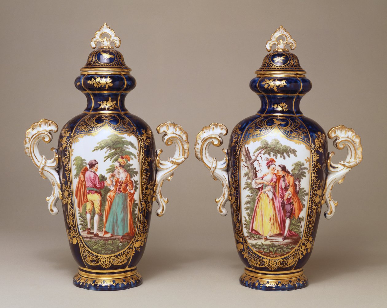 Pár Chelsea modrých laloků zužujících se vejčitých váz a obalů zobrazujících milence mezi stromy, kolem roku 1765 od English School
