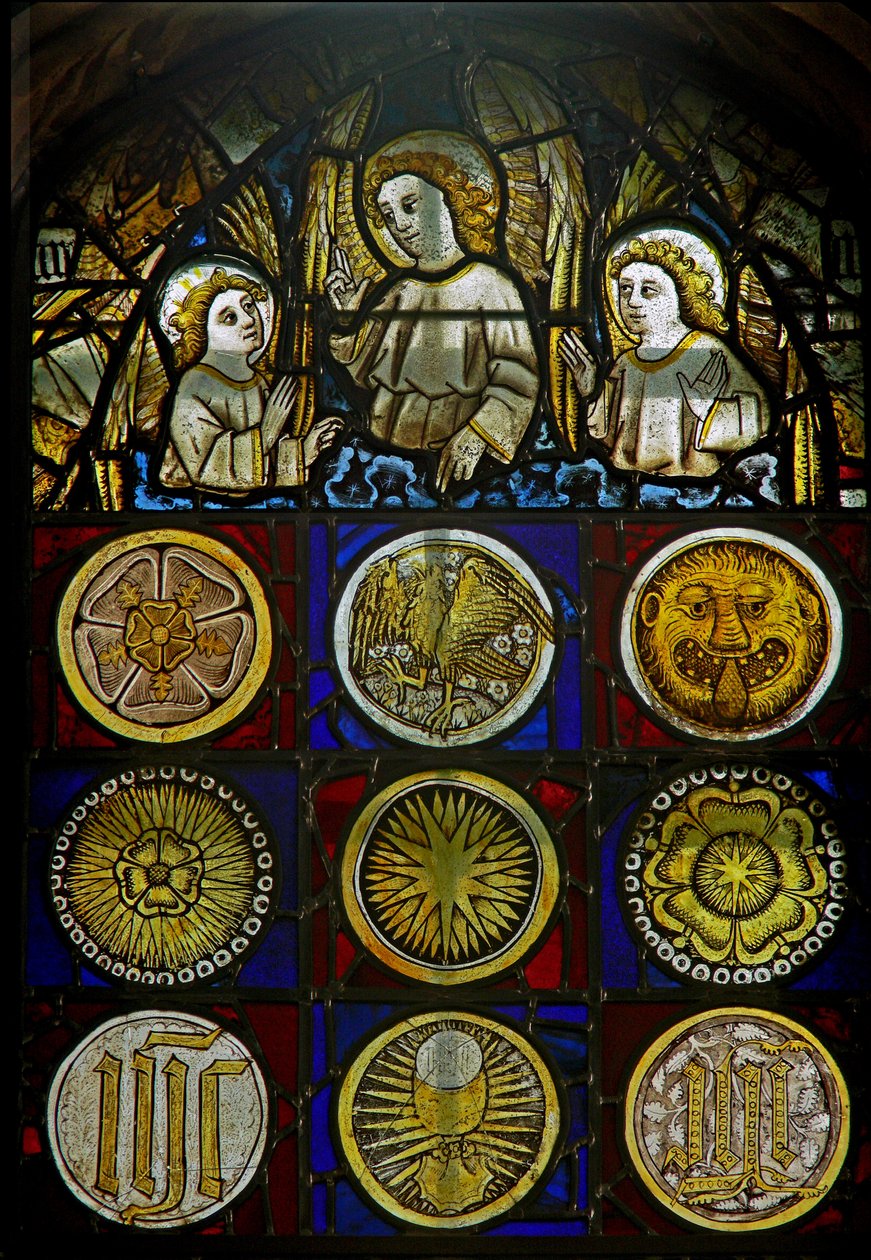 Panel ve východním okně zobrazující anděly nad 9 rondely se slunečními paprsky, růžemi, hlavou leoparda, kalichem a monogramy od English School