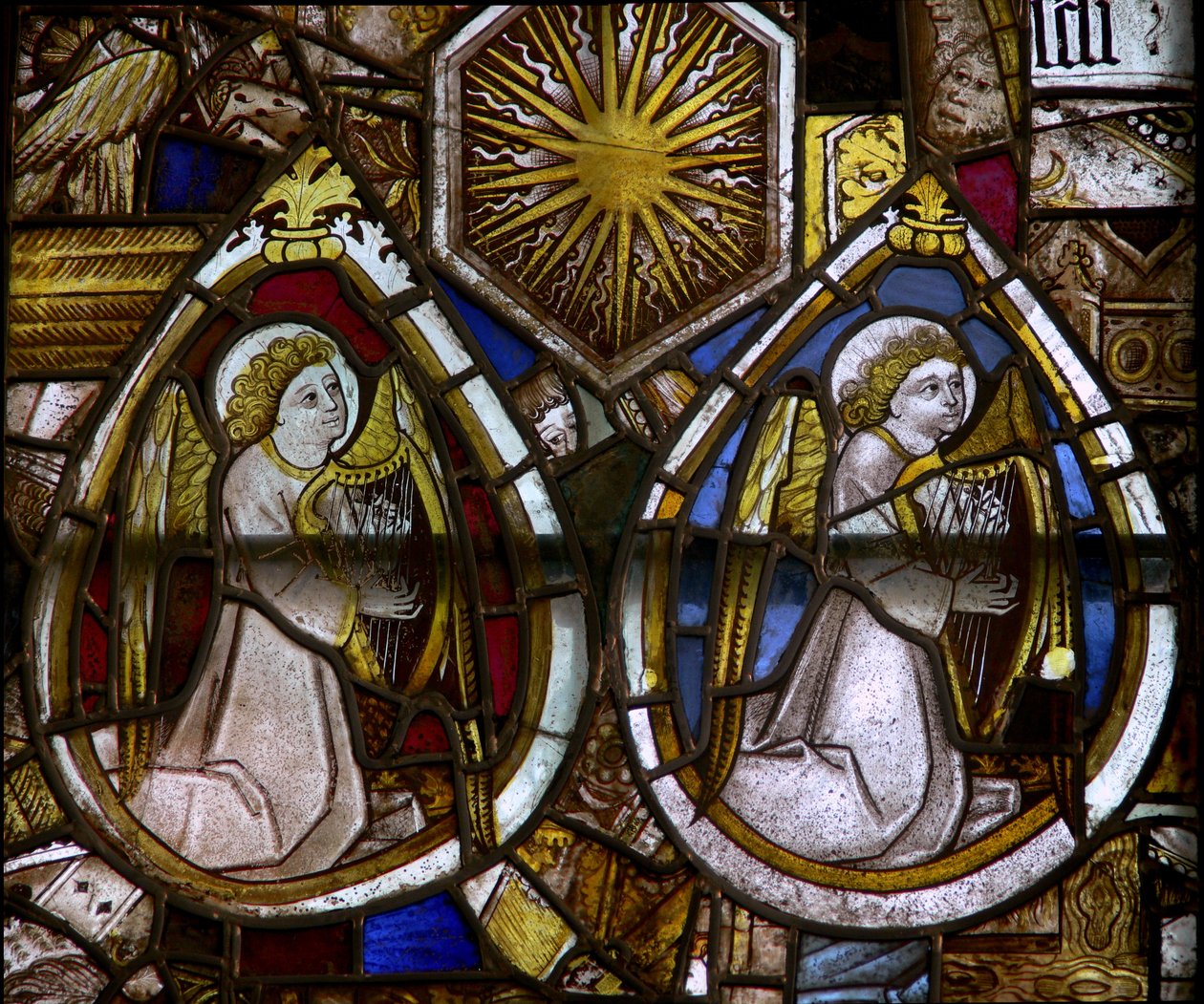Panel ve východním okně zobrazující dva hudební anděly s harfami; sunburst, znak Edwarda IV od English School