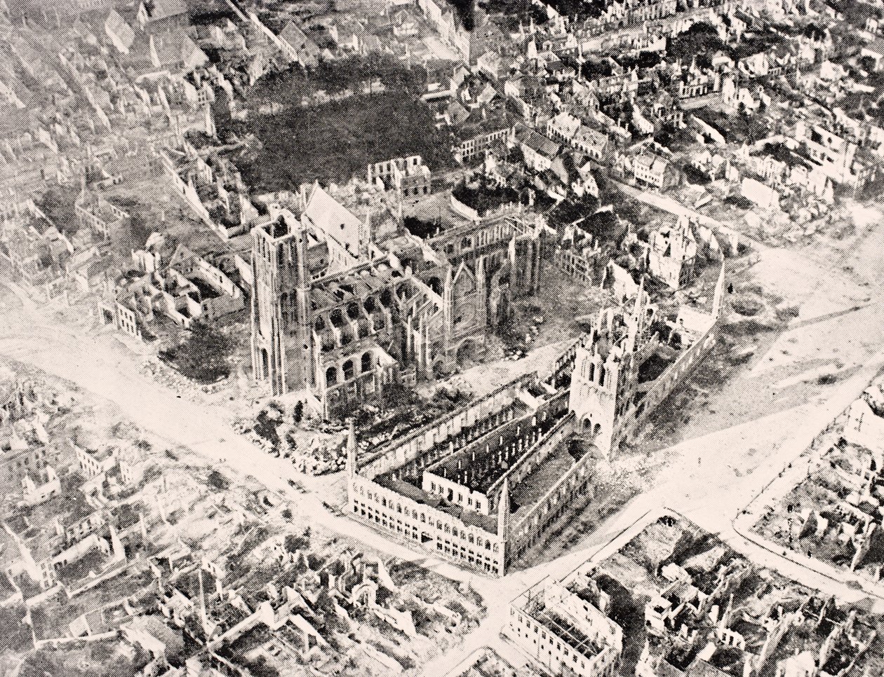 Letecký pohled na Ypres v roce 1915 po první a druhé bitvě u Ypres, z ‚The War Illustrated Album deLuxe‘, vydané v Londýně, 1916 od English School