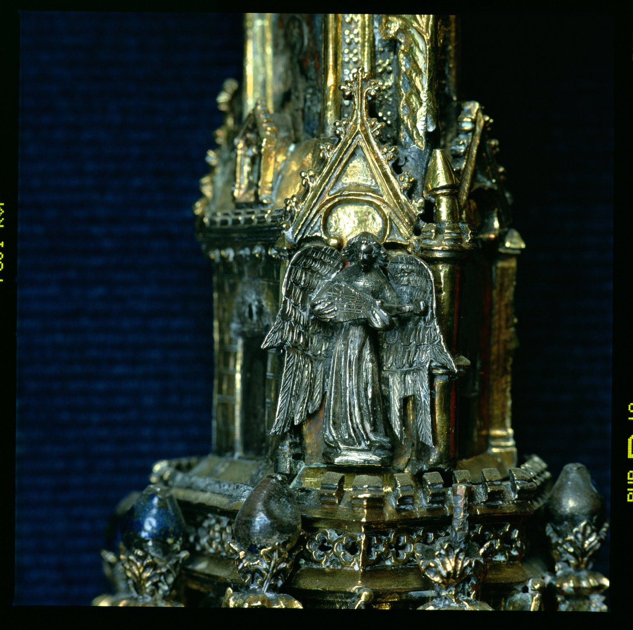 Anděl hrající na žestě s trsátkem, detail z crozier Williama z Wykehamu (asi 1320-1404) (stříbrné zlacení) (viz 205100-32) od English School