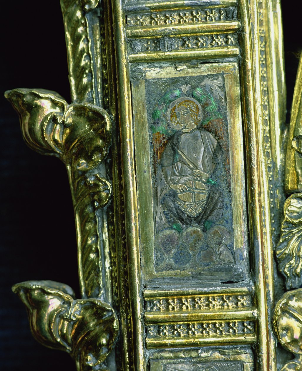 Anděl hrající na kotel, detail z crozier Williama z Wykehamu (asi 1320-1404) (stříbrné zlacení a champleve smalt) (viz 205100-32) od English School