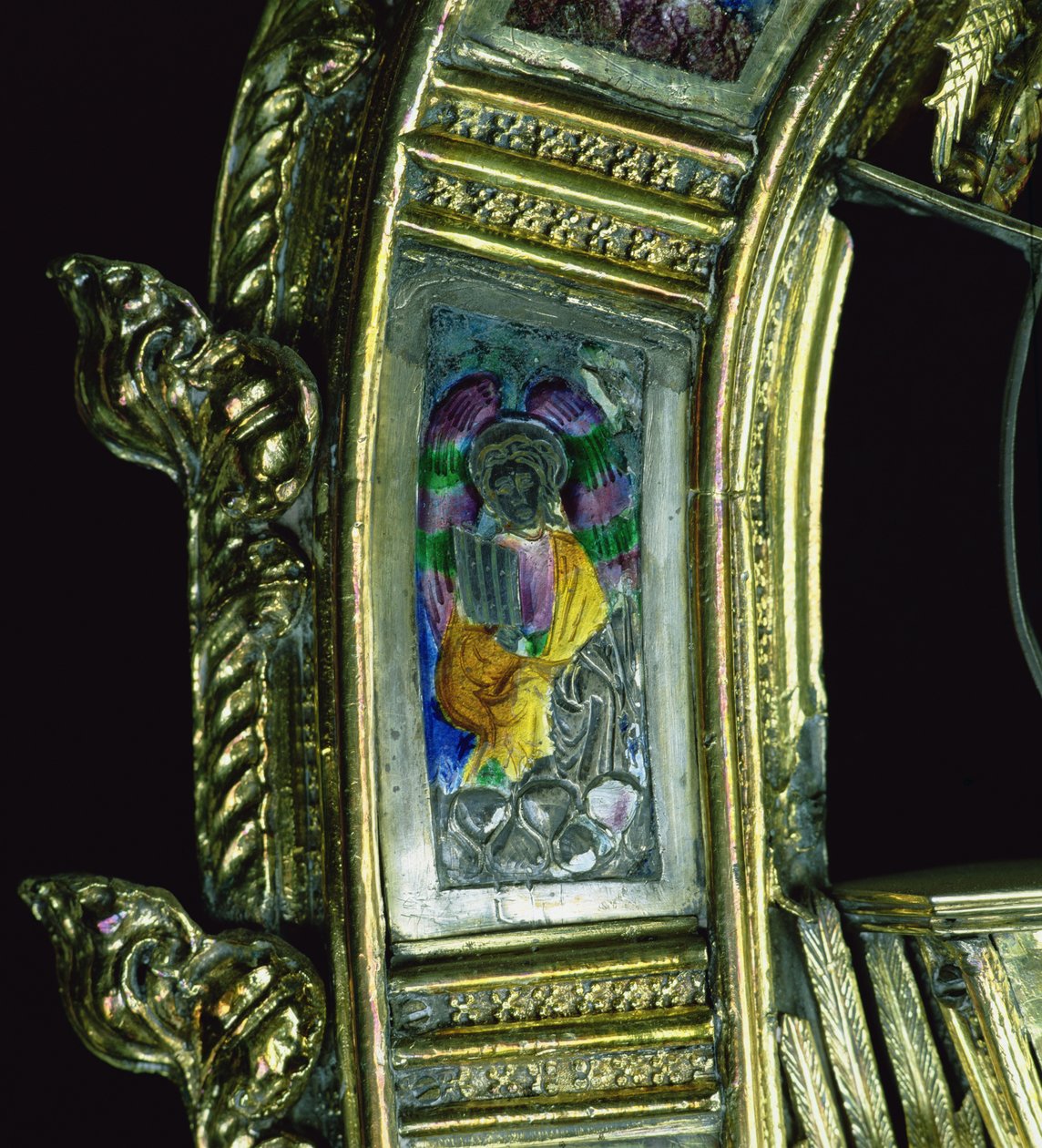 Anděl hrající na přenosné varhany, detail z crozier Williama z Wykehamu (asi 1320-1404) (stříbrné zlacení a champleve smalt) (viz 205100-32) od English School