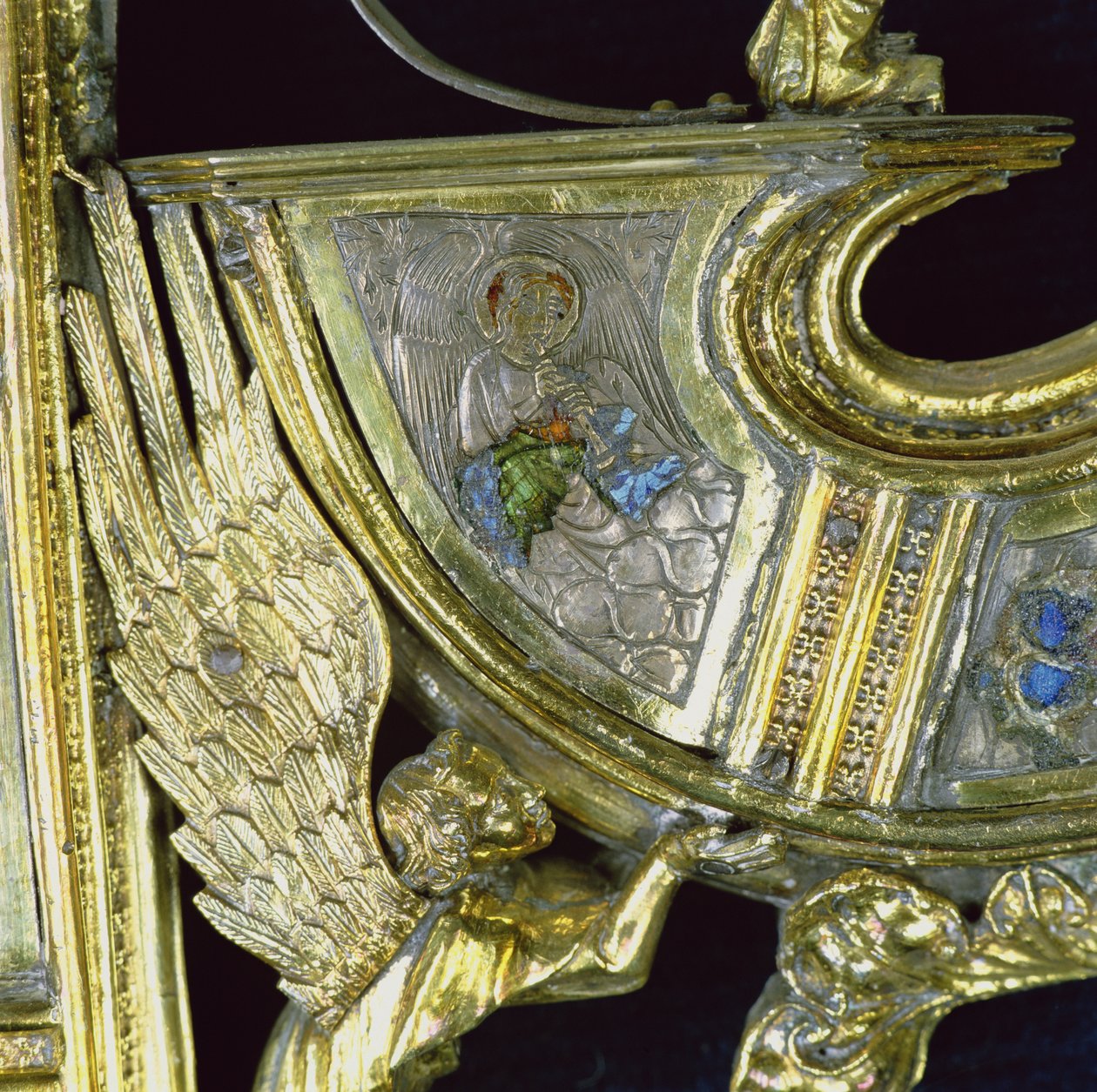 Anděl hrající na malém šátku, detail z crozier Williama z Wykehamu (asi 1320-1404) (stříbrné zlacení a champleve smalt) od English School