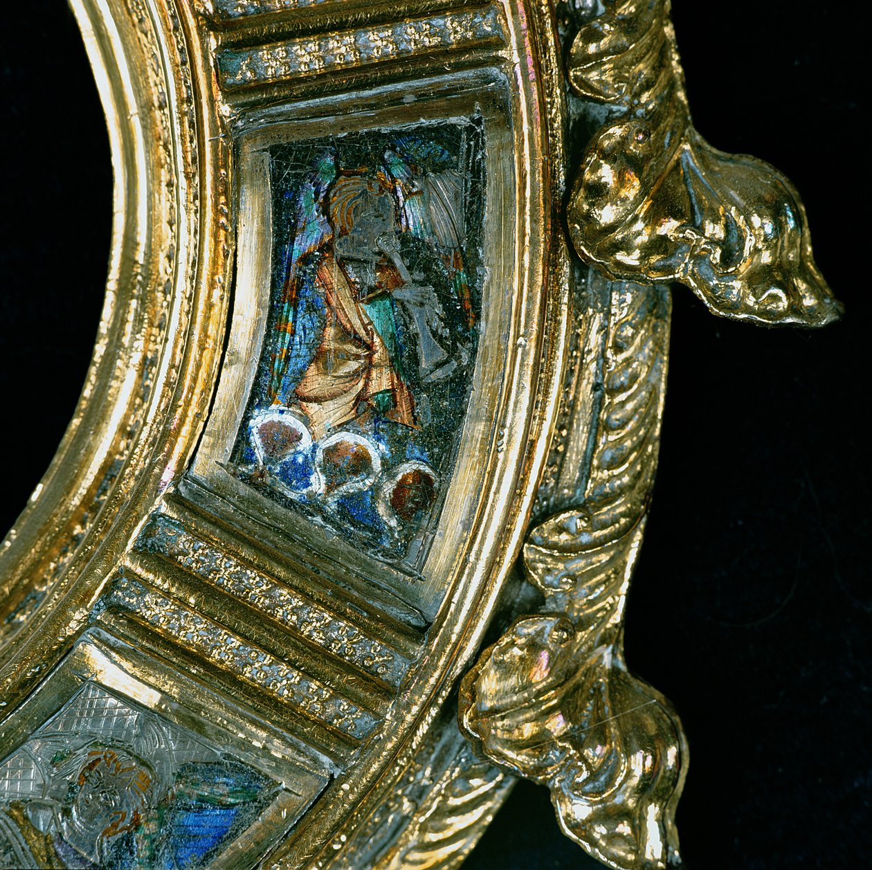 Anděl hrající na dechový nástroj, detail z crozieru Williama z Wykehamu (asi 1320-1404) (stříbrný pozlacený a champleve smalt) (viz 205100-32) od English School