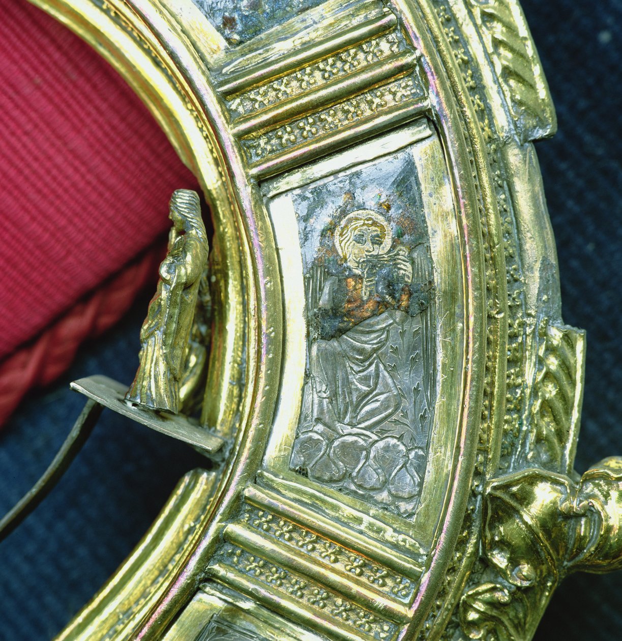 Anděl hrající na trumf, detail z crozier Williama z Wykehamu (asi 1320-1404) (stříbrný pozlacený a champleve smalt) (viz 205100-32) od English School
