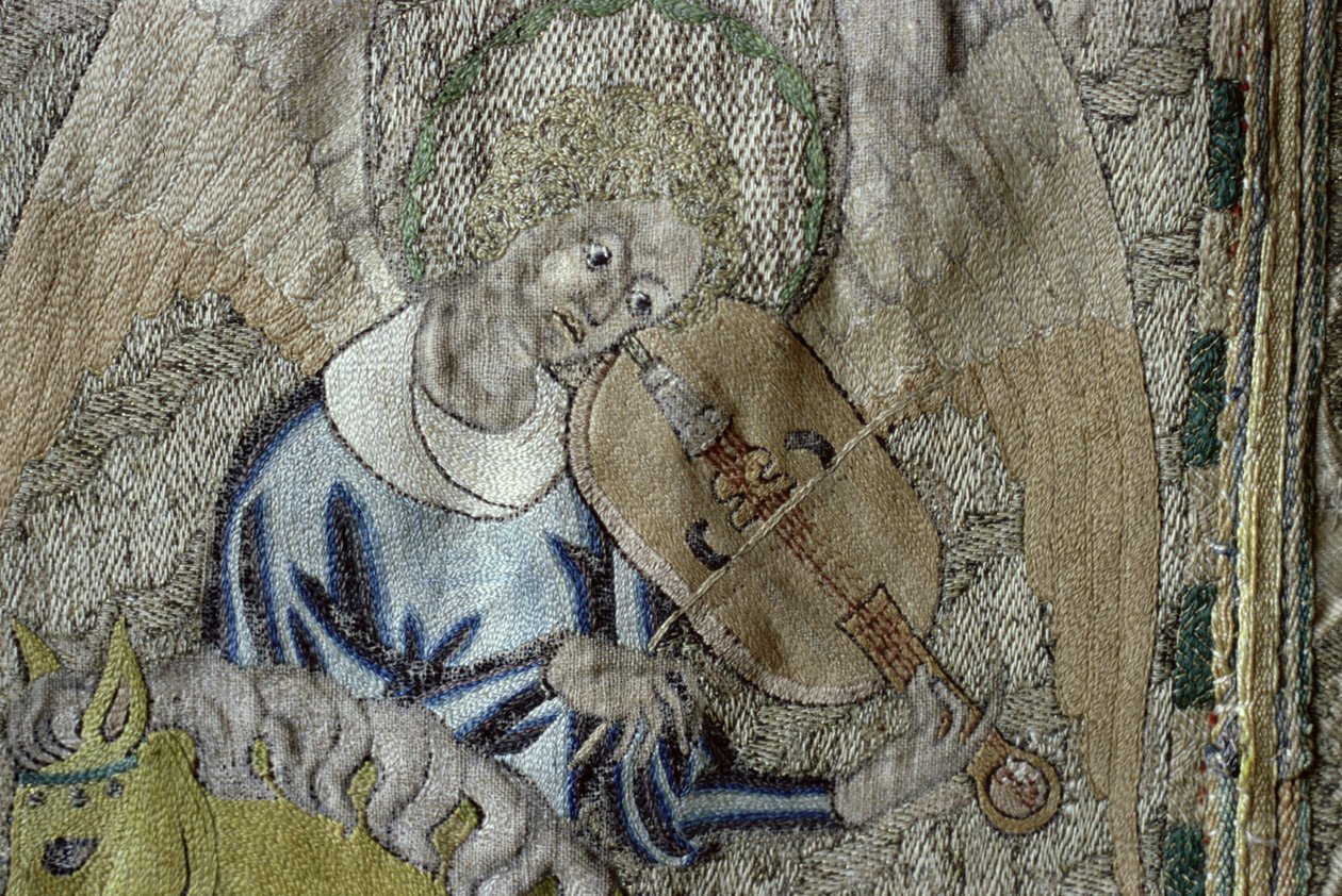 Anděl hrající na violu, detail z průčelí věže Aston Cope, cca 1340 (stříbrně zlacená nit a barevné hedvábí na plavém hedvábném kepru) od English School