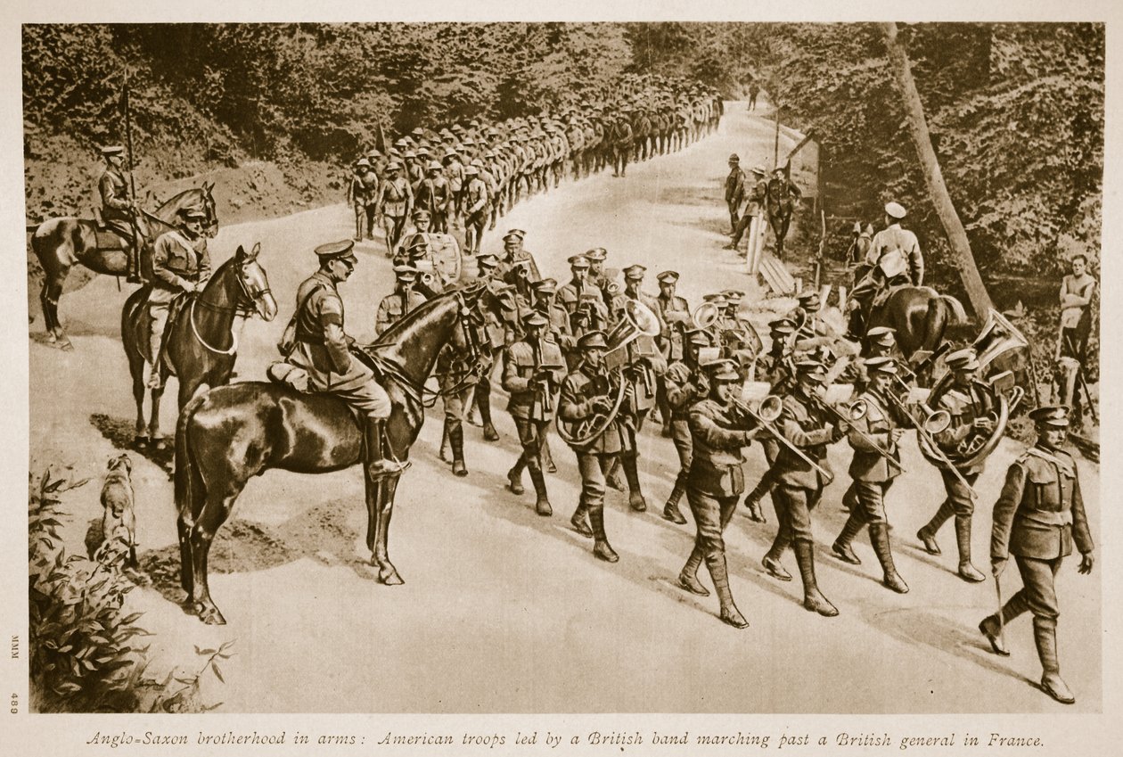 Anglosaské bratrstvo ve zbrani: Američtí vojáci v čele s britskou kapelou pochodují kolem britského generála ve Francii, 1914-19 od English School