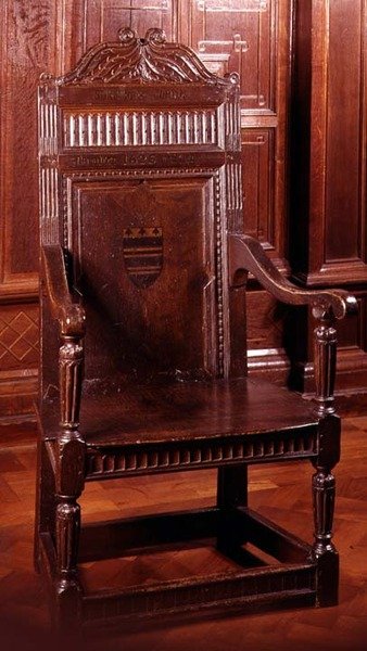 Křeslo malované erbovní ozdobou obklopené zubatým ornamentem, Yorkshire, začátek 17. století (dub) od English School