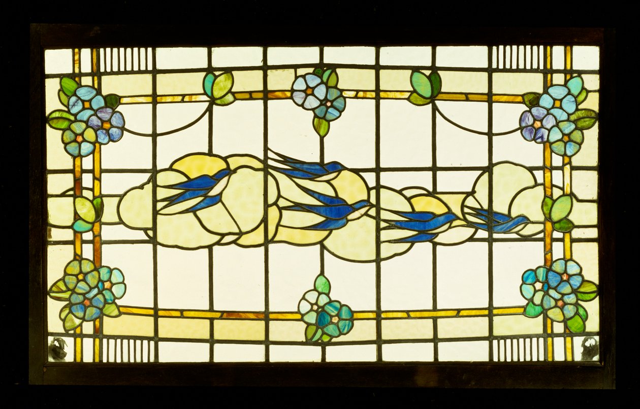 Panel Arts and Crafts skupiny vlaštovek před mraky na okraji stylizovaných květinových hlav (olovnaté a barevné sklo) od English School