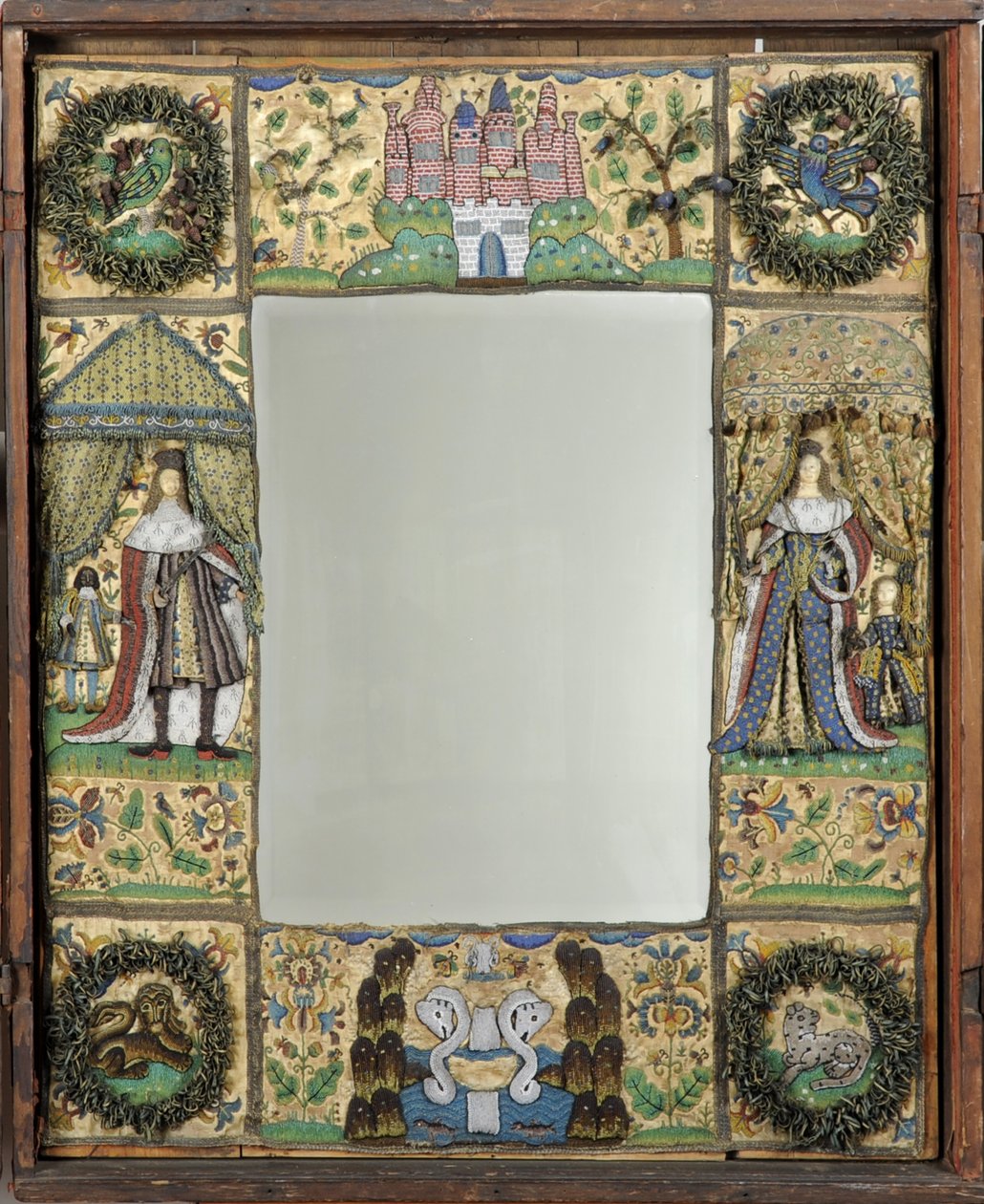Beadwork Mirror, c. 1672-79 (hedvábí, kovové a kožené nitě se skleněnými korálky a flitry na hedvábně saténovém podkladu potažené dubem) od English School