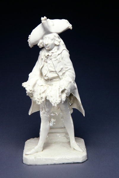Postava s lukem Henryho Woodwarda jako „The Fine Gentleman“ z frašky „Lethe“ podle rytiny Charlese Mosleyho, kolem roku 1750 (bílý porcelán) (pár viz 282906) od English School